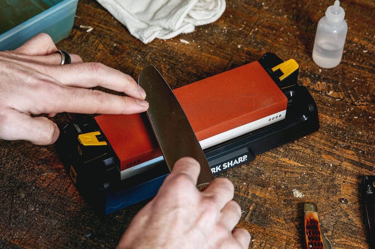 заточване на нож на камък