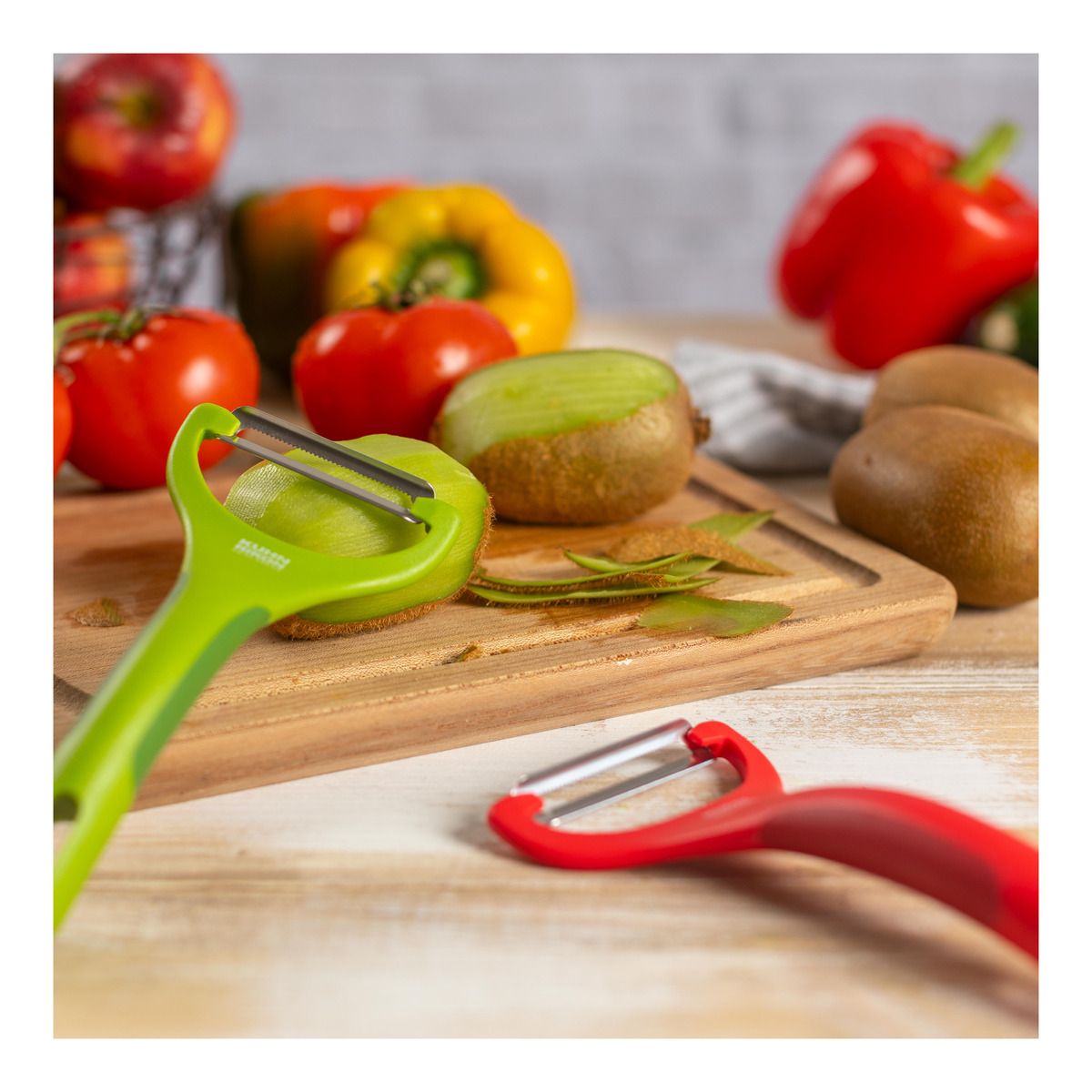 knife.bg-Белачка Kuhn Rikon Peeler Piranha, Зелена – Супер Остро Назъбено Острие за Лесно Белене на Домати и Праскови-1 Белачка Kuhn Rikon – Супер Остро Назъбено Острие за Лесно Белене на Домати и Праскови