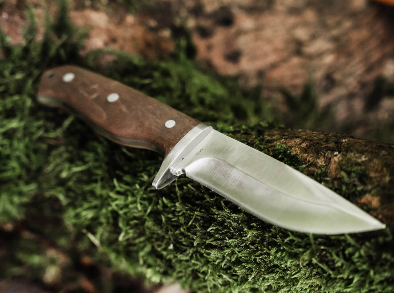 knife.bg-Туристически нож с фиксирано острие Boker Magnum Walnut Drop - 440A стомана и орехова дръжка 6 туристически нож Boker Magnum с дървена дръжка