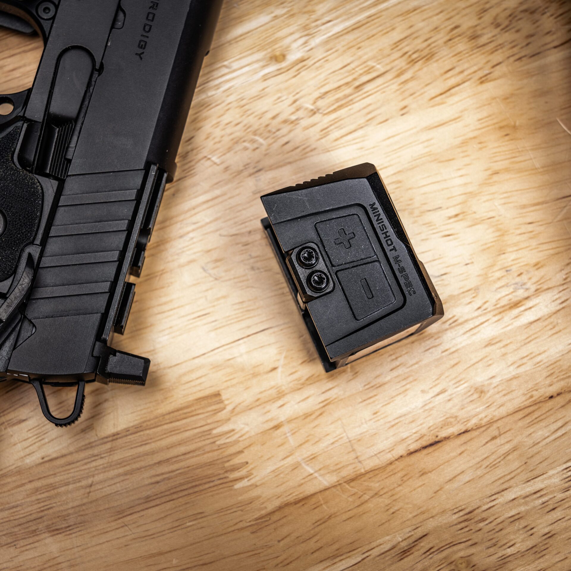 knife.bg-Премиум затворен бързомер за пистолет Sightmark Minishot M-Spec M4-11 затворен бързомер за пистолет sightmark