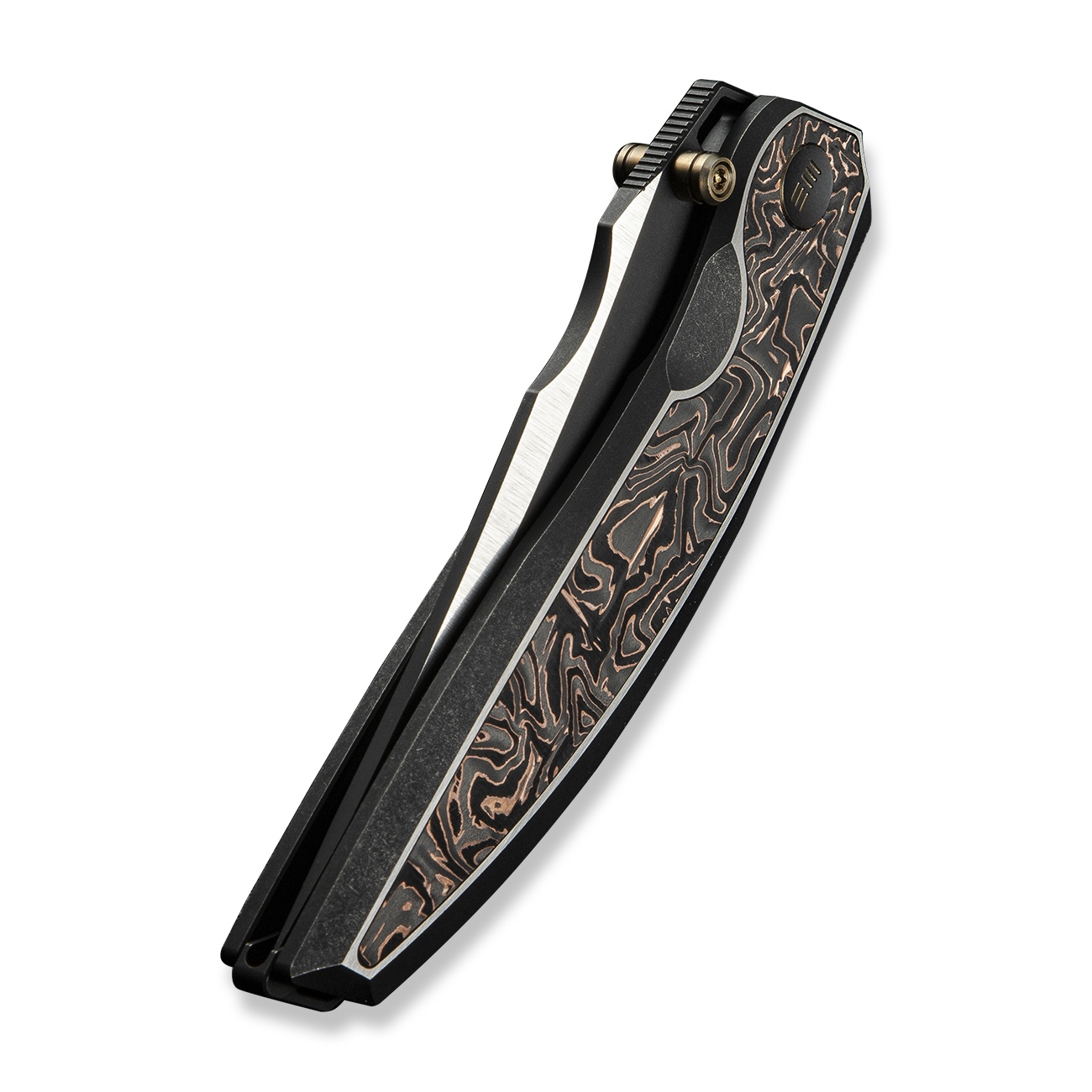 Джобен нож WE Knife Quinseris с карбонова дръжка в черни и медни тонове и Bohler M390 стомана Джобен нож WE Knife Quinseris с карбонова дръжка в черни и медни тонове и Bohler M390 стомана