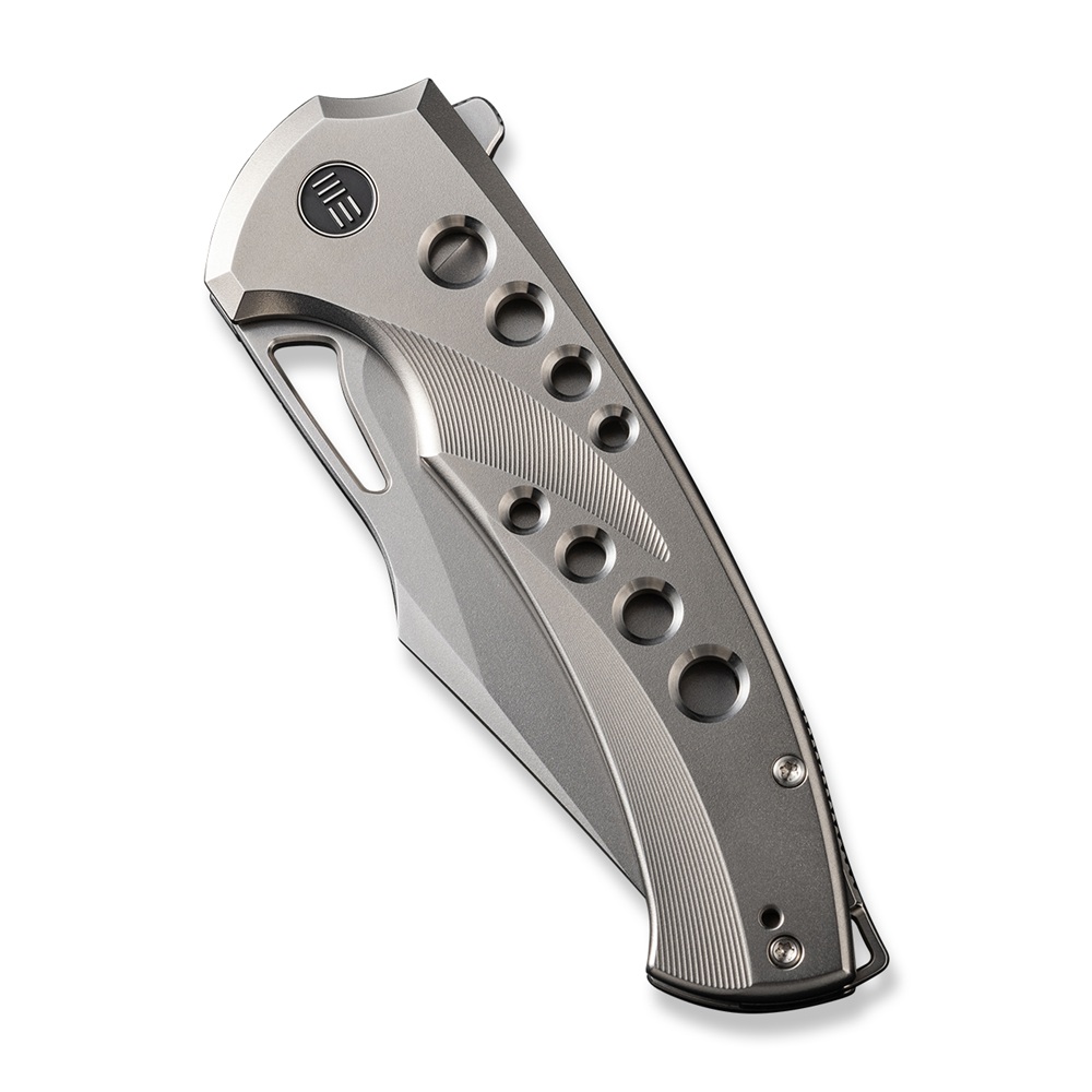 Джобен нож WE Knife Swiftfin с полирана с бластиране титаниева дръжка и CPM 20CV стомана Джобен нож WE Knife Swiftfin с полирана с бластиране титаниева дръжка и CPM 20CV стомана